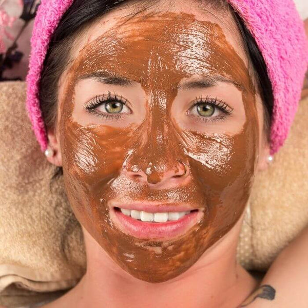 aplicación de mascarilla facial hidratante de chocolate