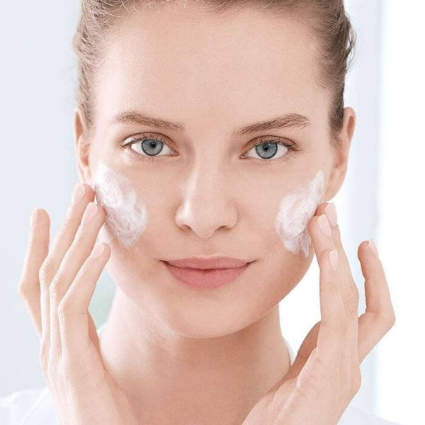 aplicación de crema purificante facial